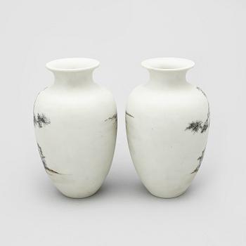 VASER, ett par, porslin, Kina, 1900/2000-tal.