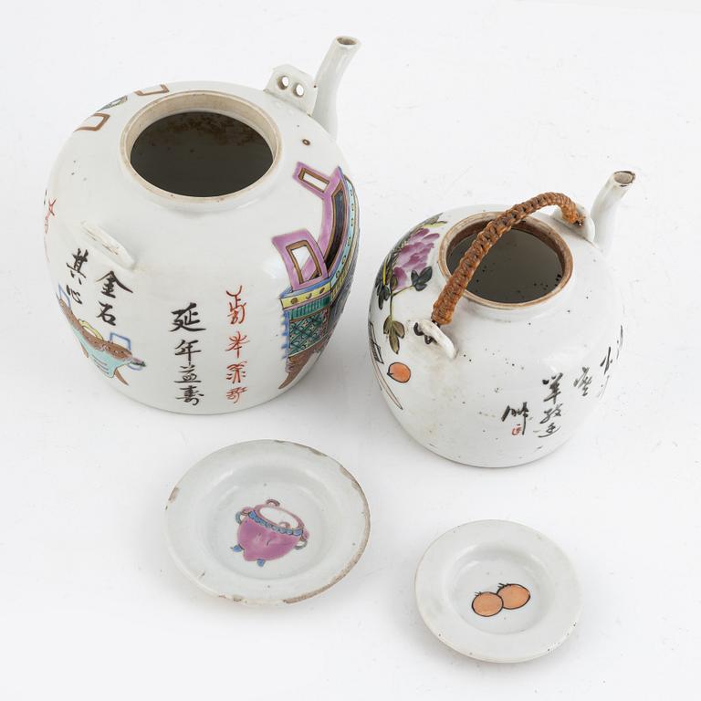 Tekannor, fyra stycken, samt kaffekanna, porslin, Kina, sen Qingdynasti/1900-tal.