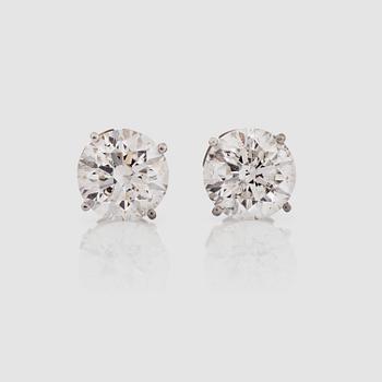 A pair of brilliant cut diamond, 2.40 cts/2.27 cts, F/SI2, earstuds.
