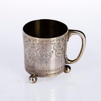 MUGG i ETUI, silver, London 1876. Vikt 168,7 g.