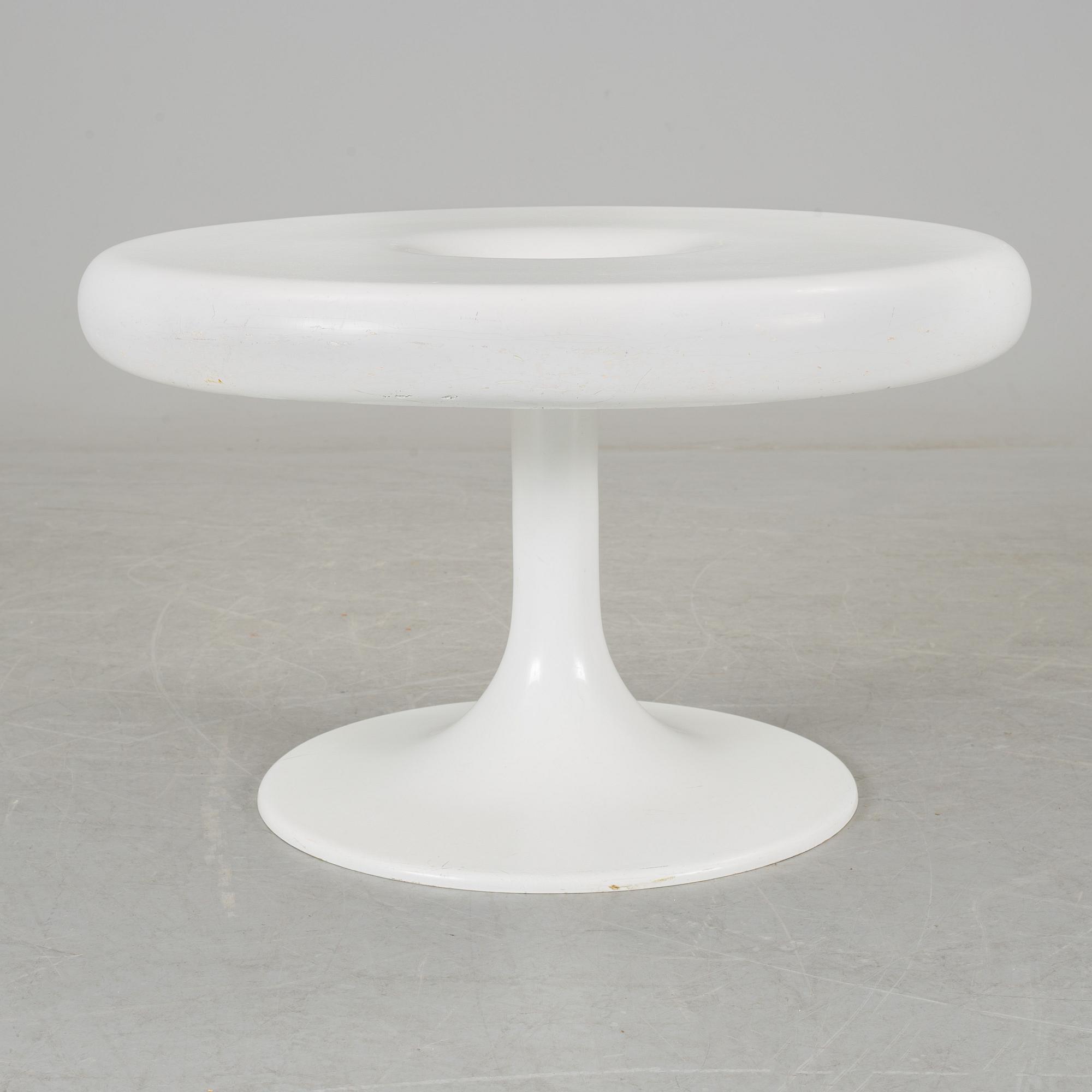 EERO AARNIO, KANTARELLIPÖYTÄ, 1966, Asko Oy. PASTILLI. Valmistanut Asko tai Adelta. Suunniteltu 1962.