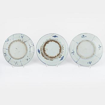 Six blue and white porcelain plate and two small bowl, Ming dynasty, Wanli (1572-1620).