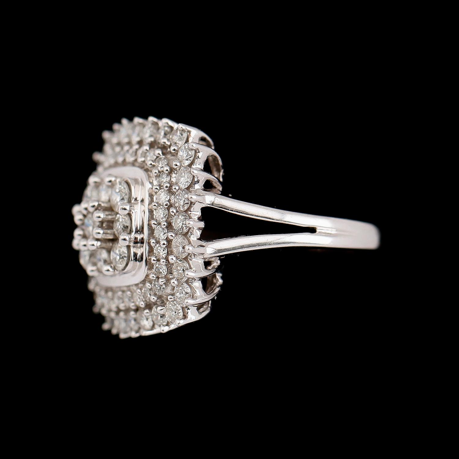 RING, 10 k vitguld, med briljantslipade diamanter tot 1.50 ct.