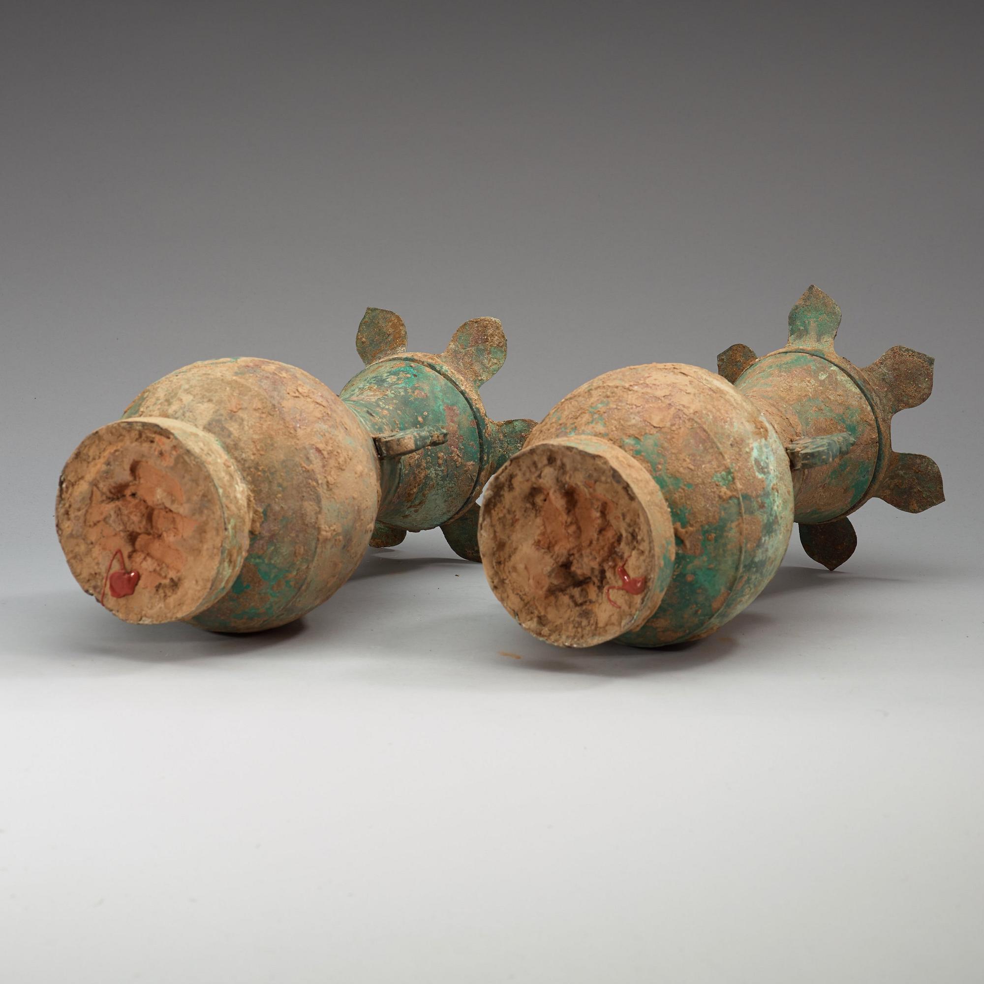 VASER, ett par, brons. Hu form, Arkaiserande, troligen Warring States/Han dynastin (481 f.Kr-220 e.Kr.).