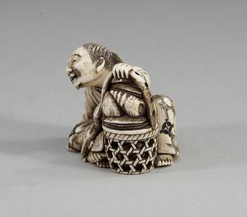 OKIMONO samt NETSUKES, två stycken, ben. Japan, omkring 1900.