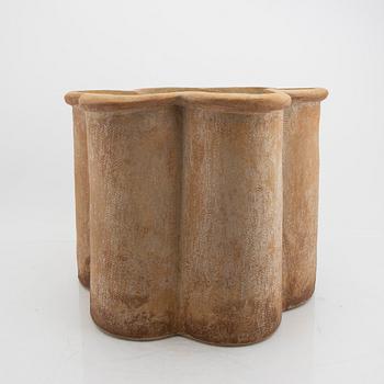 Signe Persson-Melin, a stoneware flower pot/urn.