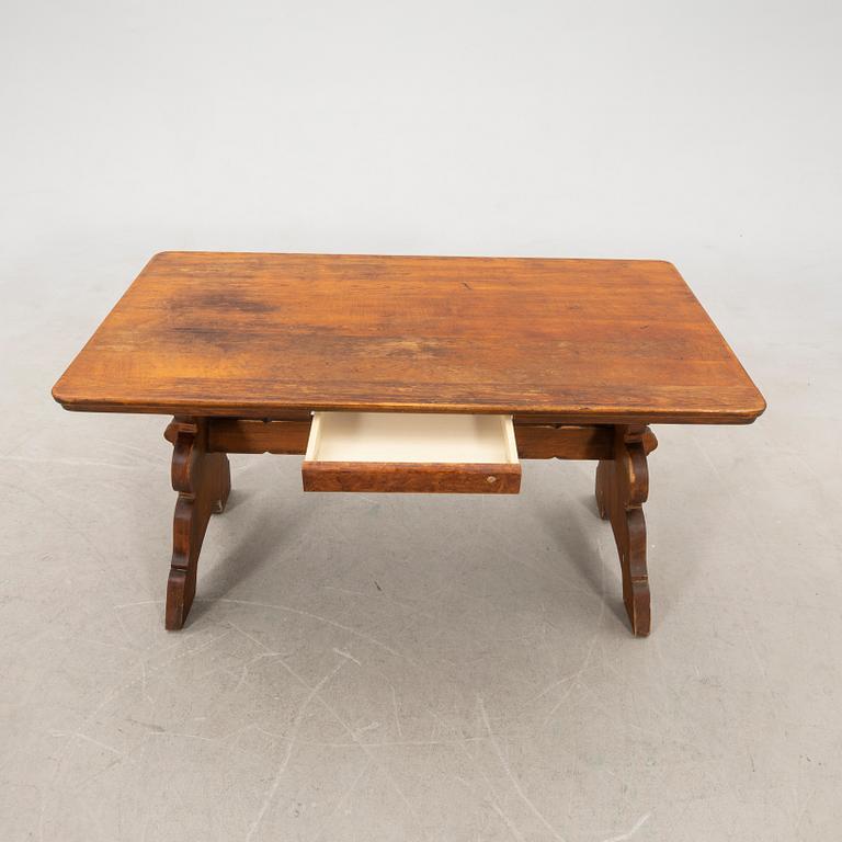 Table circa 1900.