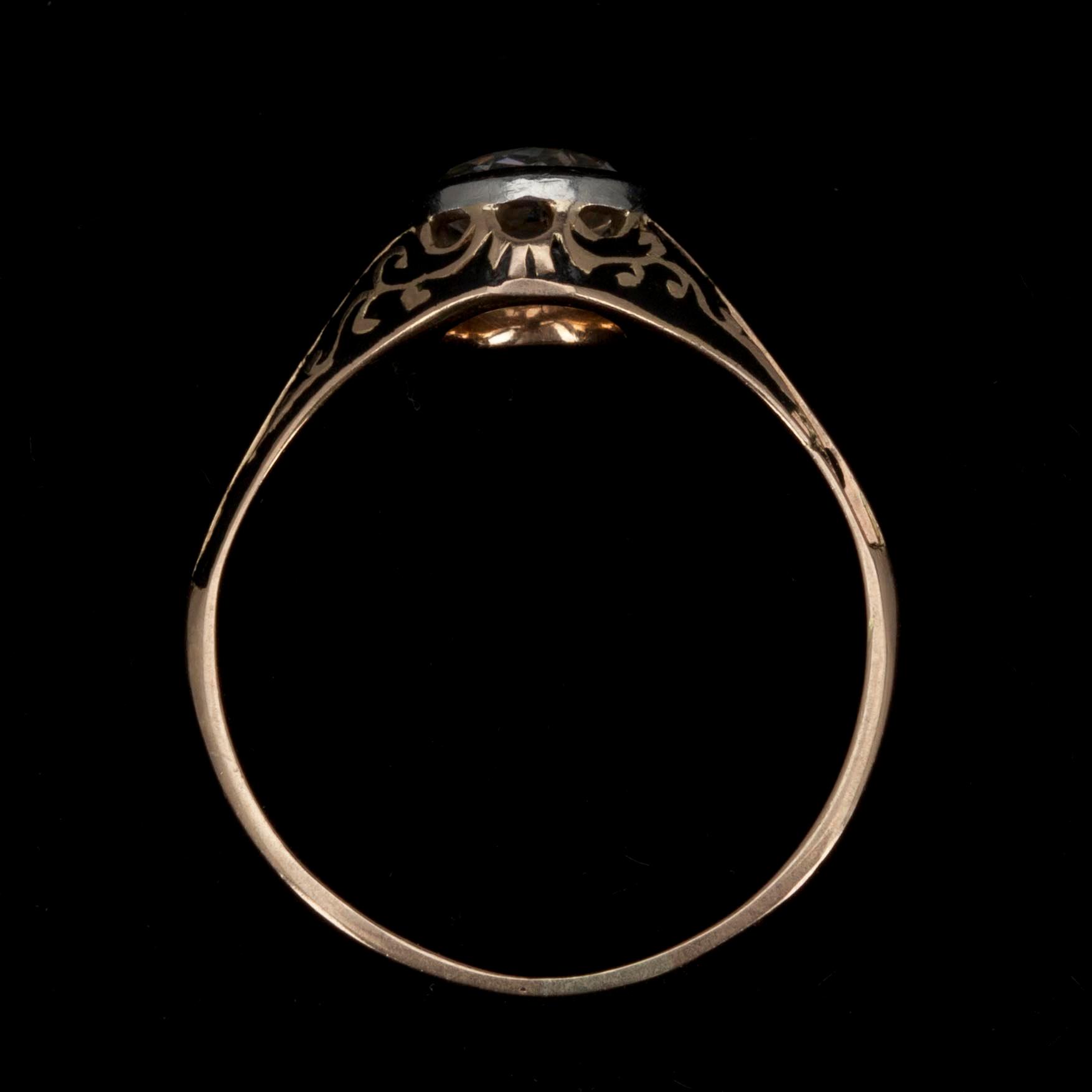 RING, guld 18K, gammalslipad diamant ca 0,50 ct, emalj. 1900-talets början.