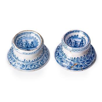 338. Saltkar, ett par, fajans. Delft, 1700-tal.