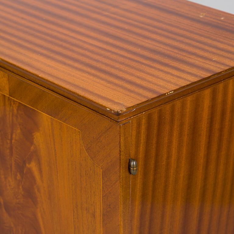A mid 20th century gustavian style veneered sideboard by Abrahamsons Möbelfabrik AB.