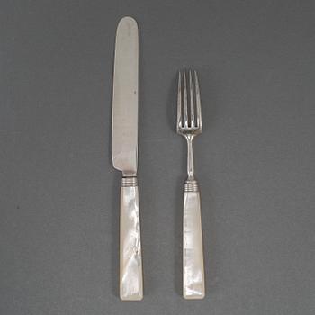 Joseph Willmore, fruktbestick 24 st, silver med pärlemorskaft, Birmingham 1822/23.