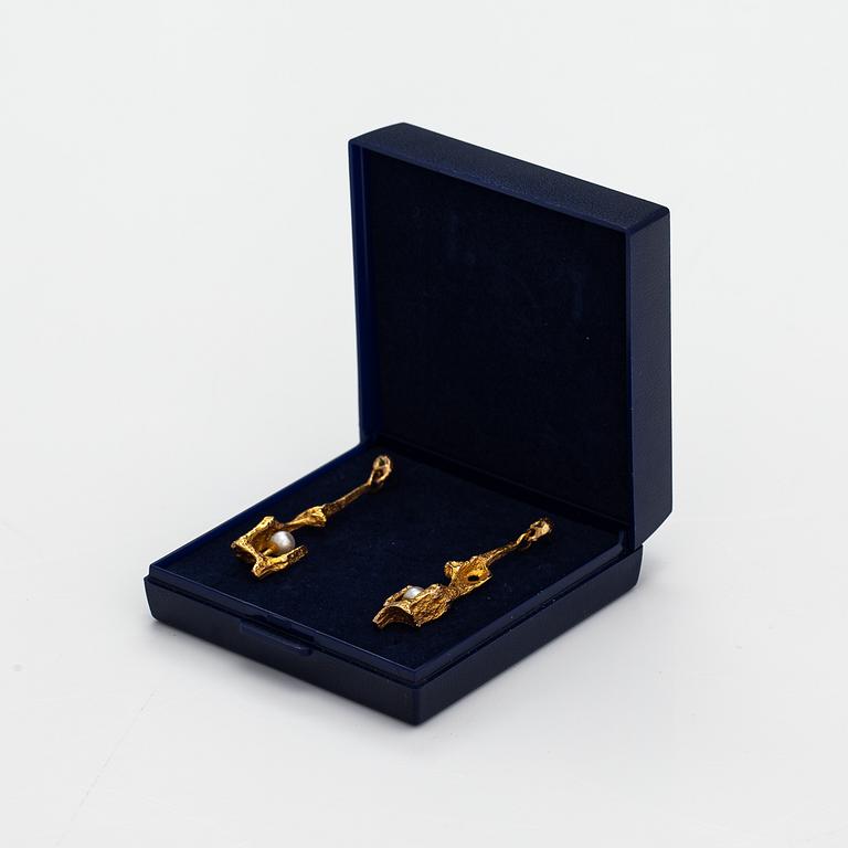 Björn Weckström, "By the springs", a pair of 18K gold and cultured pearls earrings. Lapponia 1964-1974.