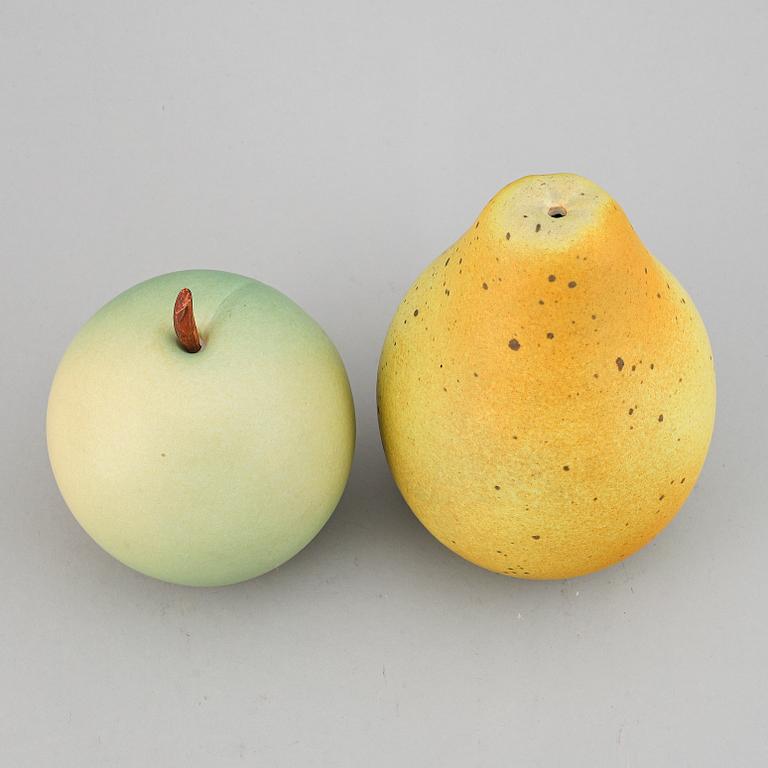 PER HAMMARSTRÖM, a stoneware sculpture of an apple and a pear, the apple dated -91.