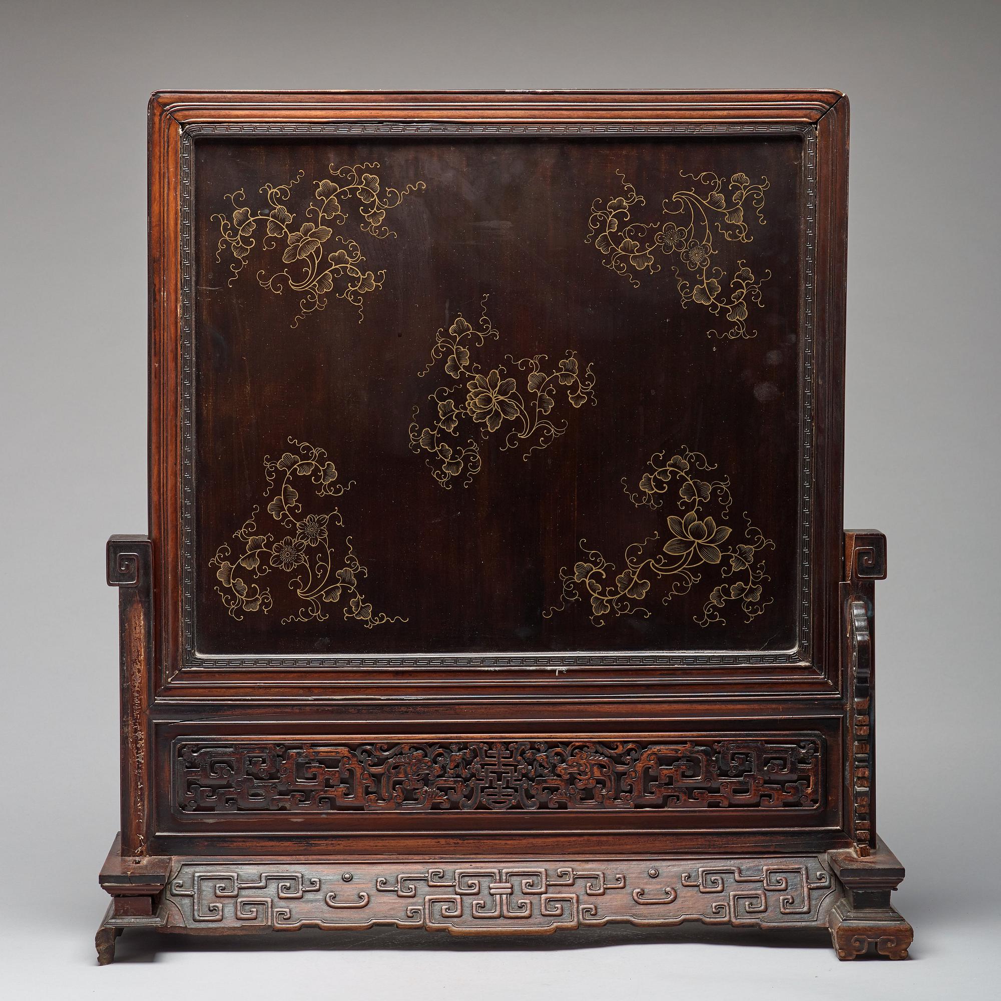 BORDSSKÄRM, trä och inläggningar i sten. Qingdynastin, 1800-tal.