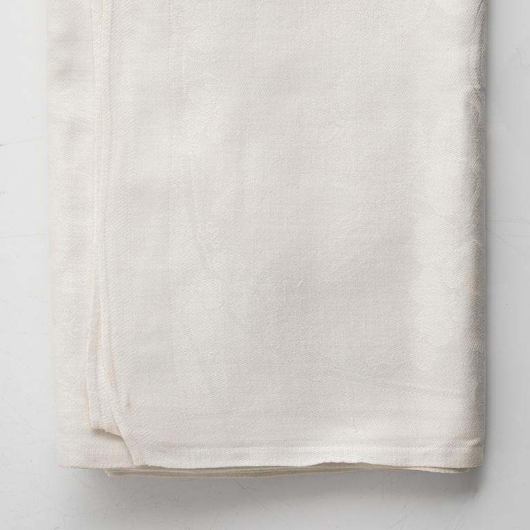Five tablecloths, partly linen.
