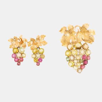 465. A brooch and a pair of earrings in 18K gold set with tourmalines and garnets.