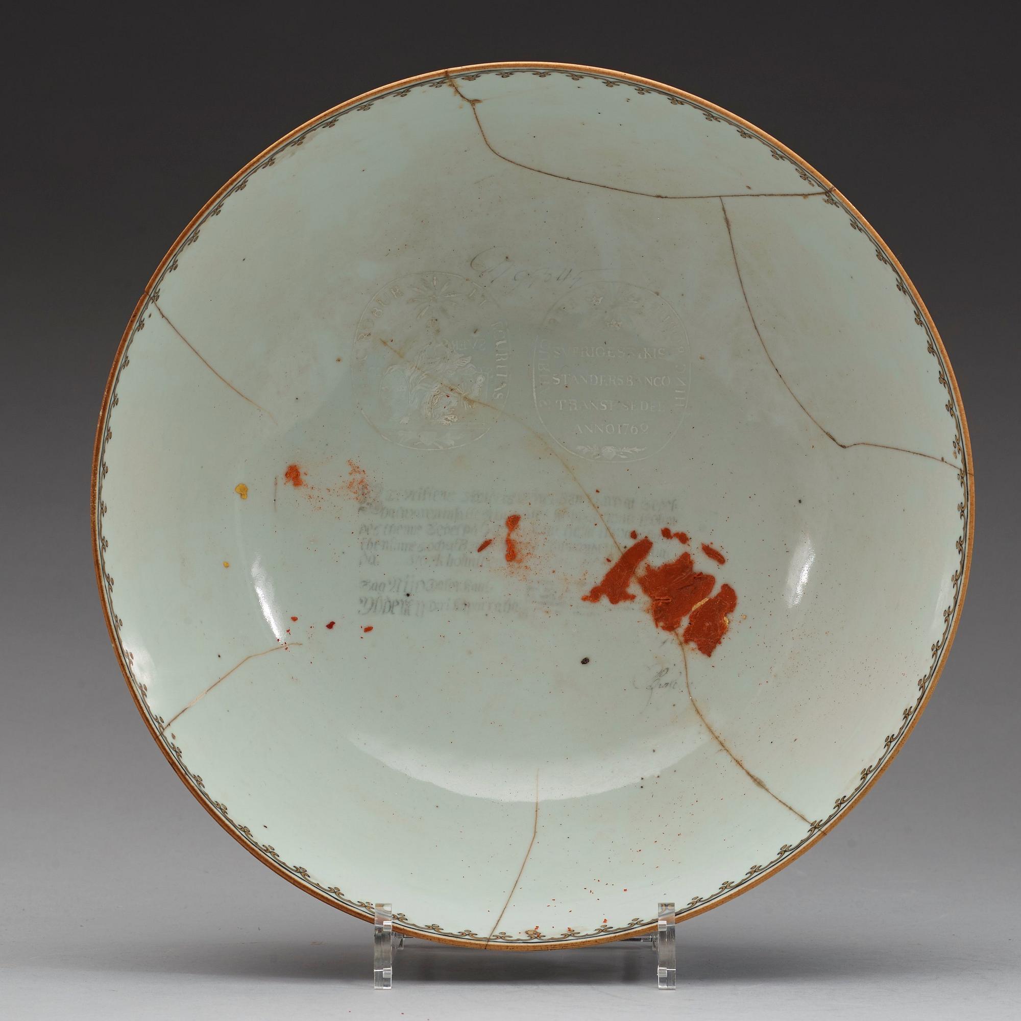 BÅLSKÅL med FAT, kompaniporslin. Qingdynastin, Qianlong, daterad 1762.
