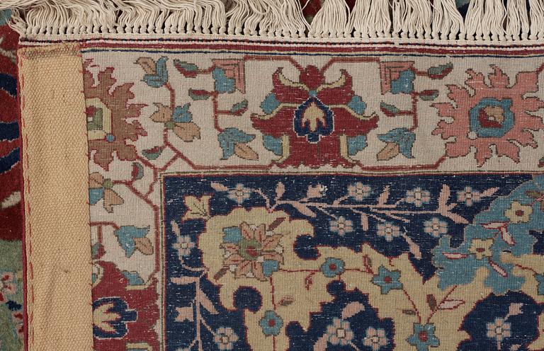 SEMI-ANTIQUE TABRIZ, signerad PETAG. 556 x 390,5 cm.