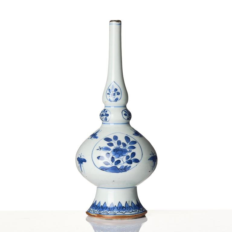 A Chinese blue and white porcelain water sprinkler, Qing dynasty, 18th century.