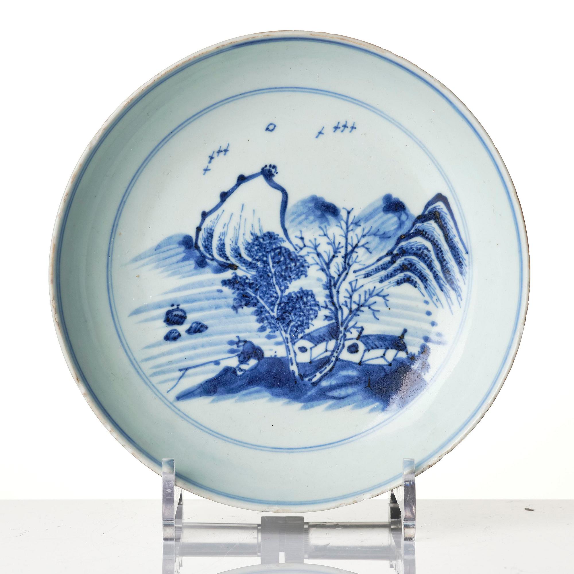 A blue and white dish and tea caddy, Tianqi/Chongzhen, mid 17th century.