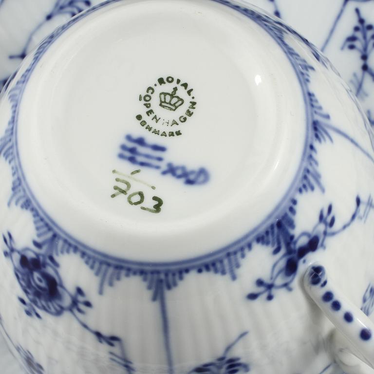 SERVISDELAR, 59 st, porslin, "Musselmalet", Royal Copenhagen, 1900-talets andra hälft.