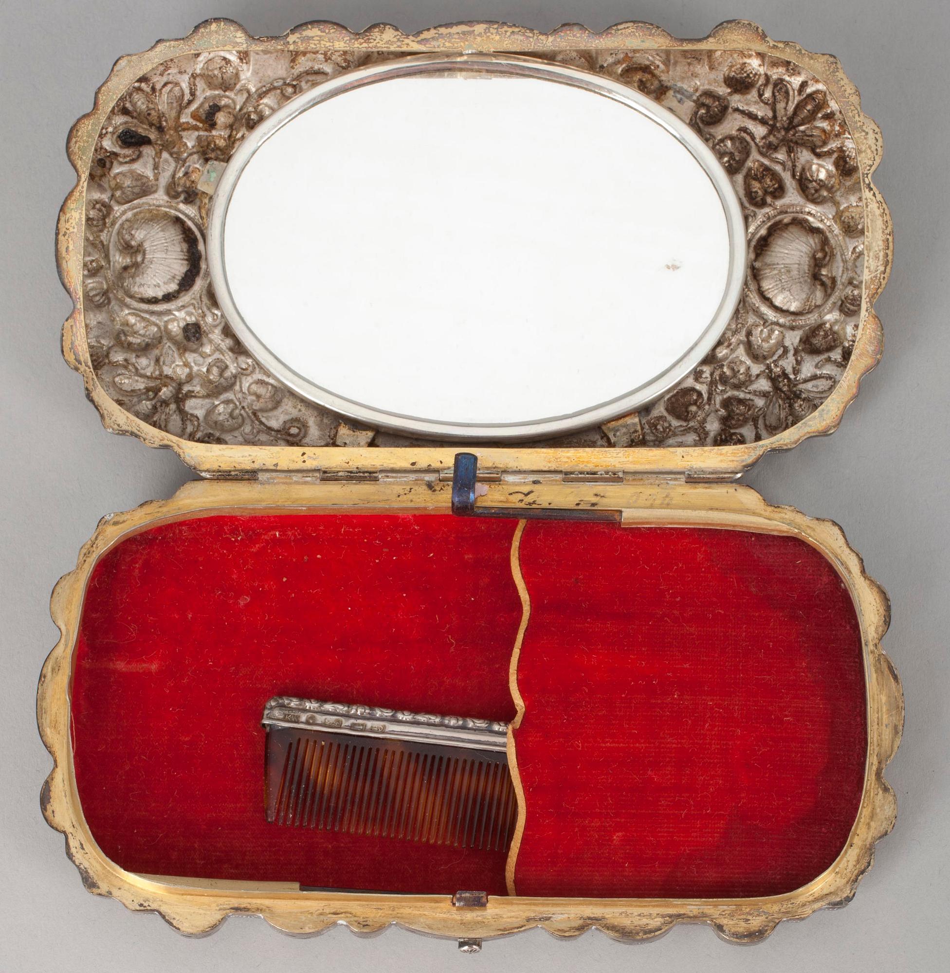 ETUI för spegel och kam, silver, ostämplat, 1800-tal. Tot. vikt ca 158,9 g.