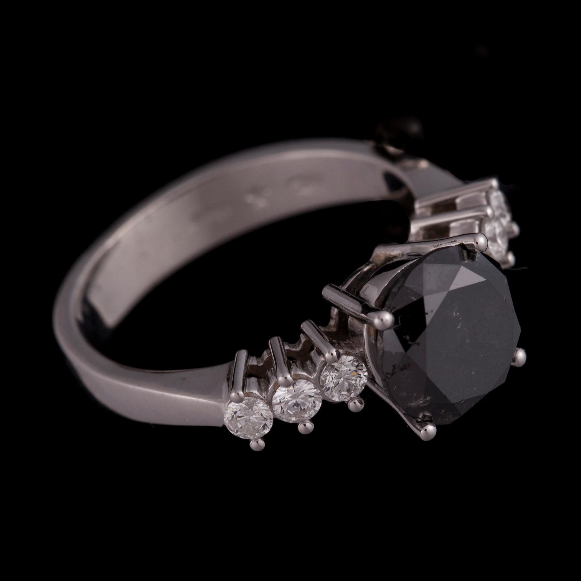 RING, 18K vitguld, svart färgad diamant, 3,09 ct, sidodiamanter tot. 0,32 ct. Vikt 5,6 g. Intyg 336.