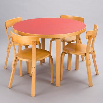 A mid 20th century table with four '69' chairs for Artek.