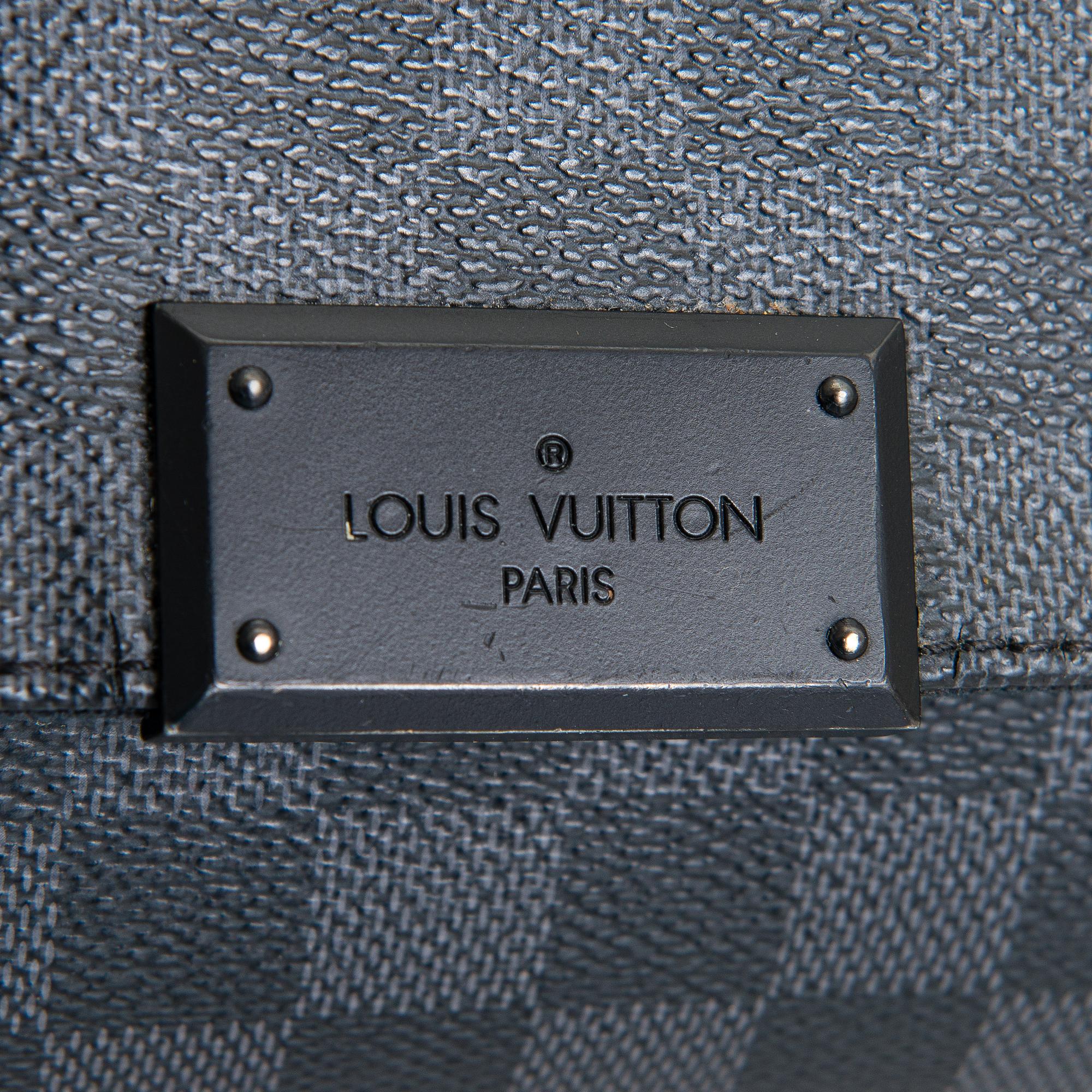 Louis Vuitton, "District PM Messenger", väska.