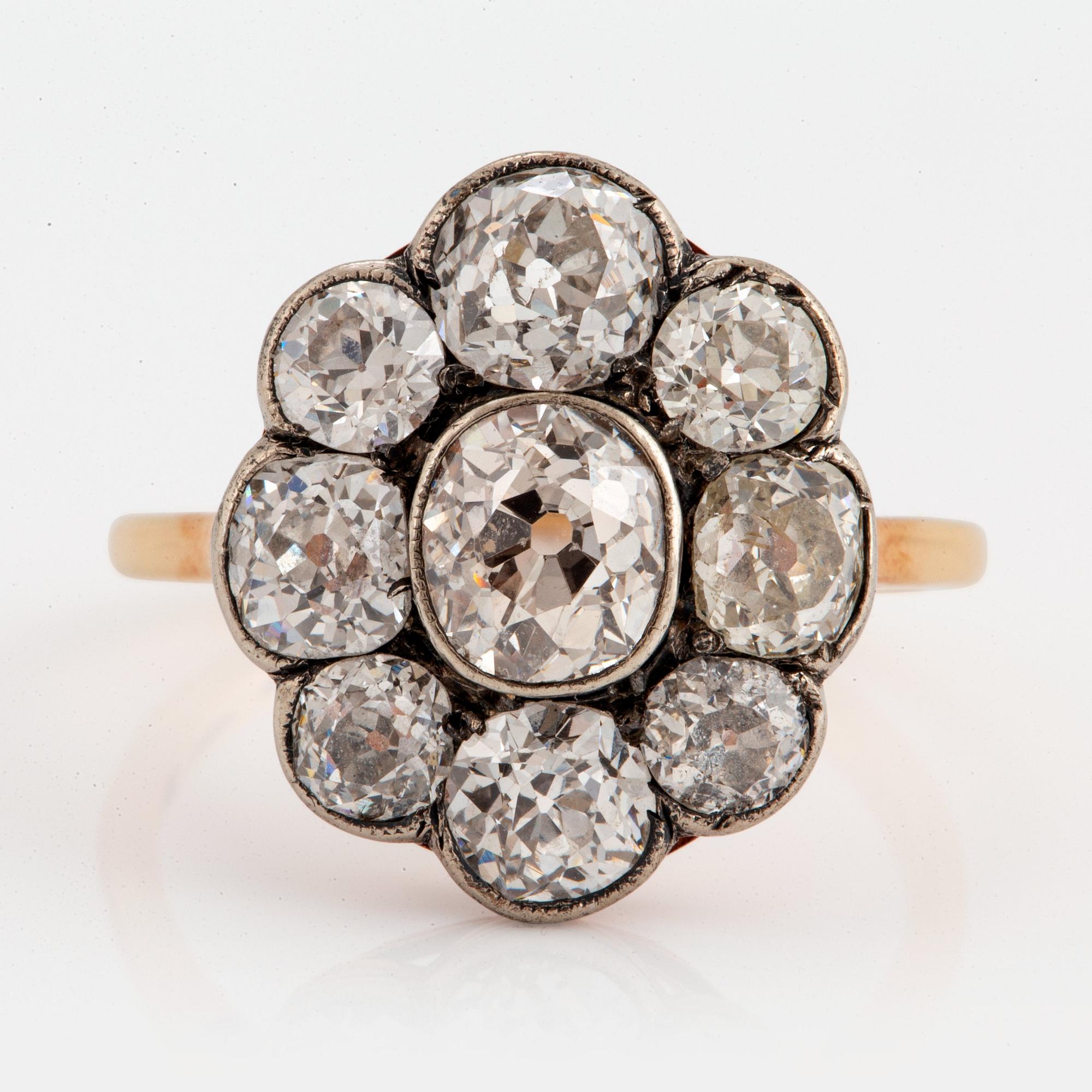Ring 18K guld med gammalslipade diamanter.