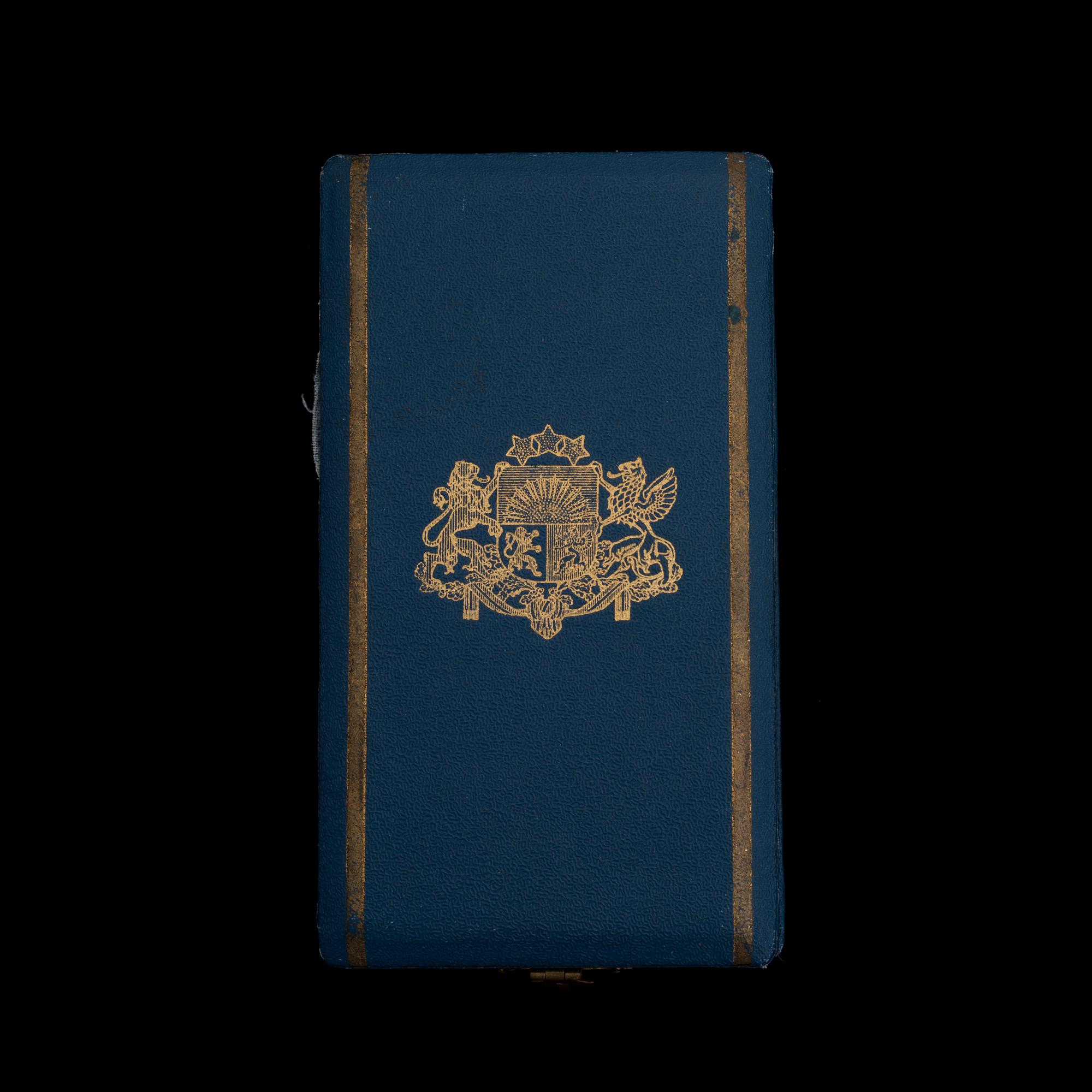 KUNNIAMERKKI, Kolmen Tähden ritarikunta, ritarimerkki, kullattua hopeaa. Latvia 1924-30-luku.
