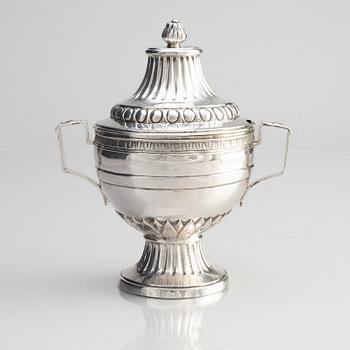 A Swedish Gustavian suger-bowl with lid, mark of Pehr Zethelius, Stockholm 1775.