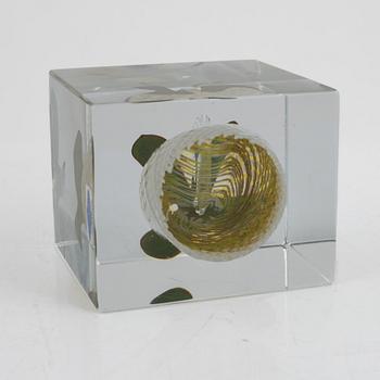 Oiva Toikka, an annual glass cube, signed Oiva Toikka Nuutajärvi 1986 and numbered 47/2000.