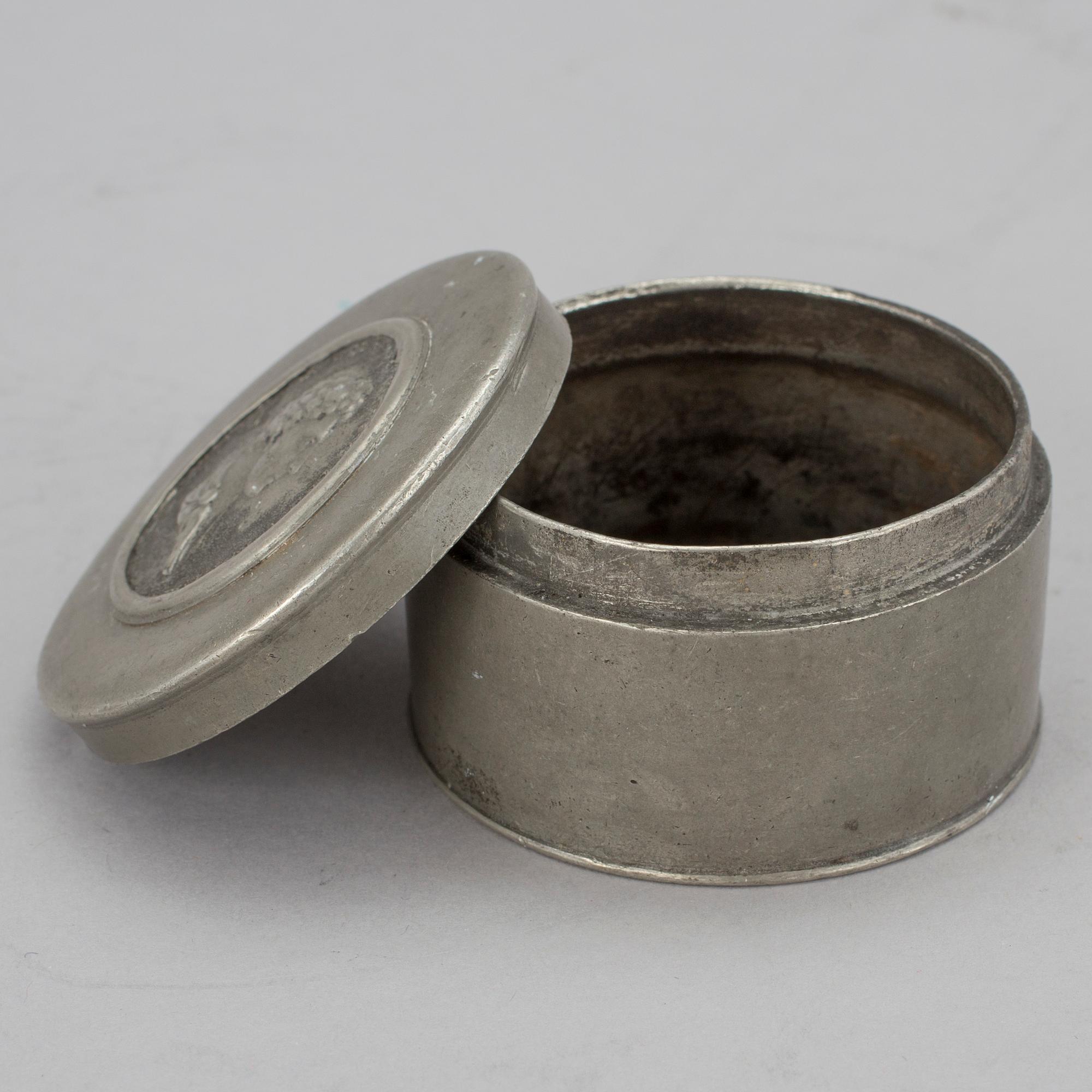 DOSA, tenn, med infälld medaljavgjutning föreställande Karl XIV Johan, 1800-talets första hälft.