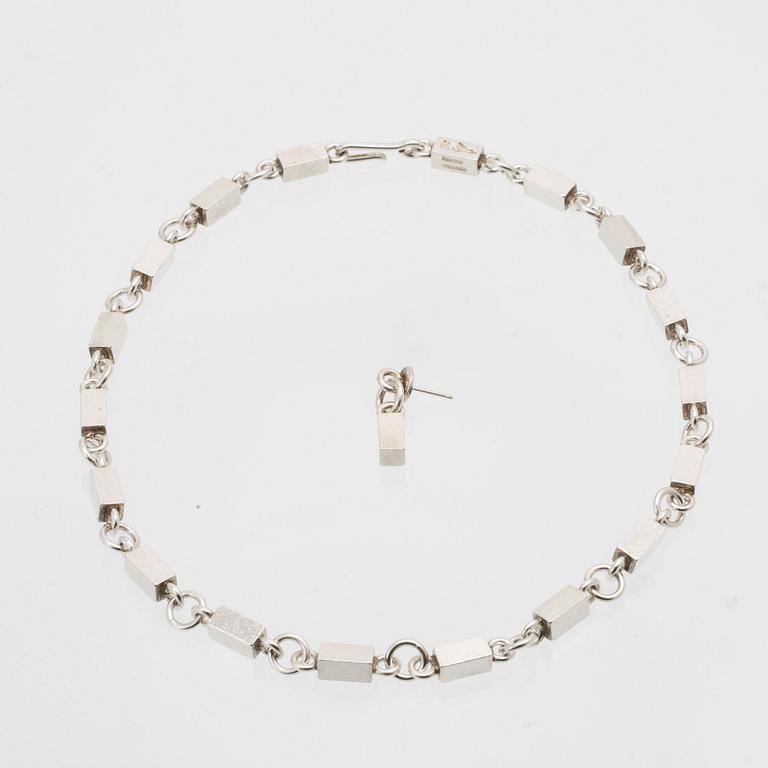 Wiwen Nilsson, necklace with bar chain and one earring, silver, Lund 1971 and 1973.