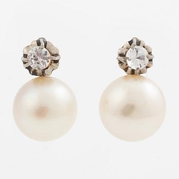Earrings, a pair, 18K gold, pearls and white faceted stones.