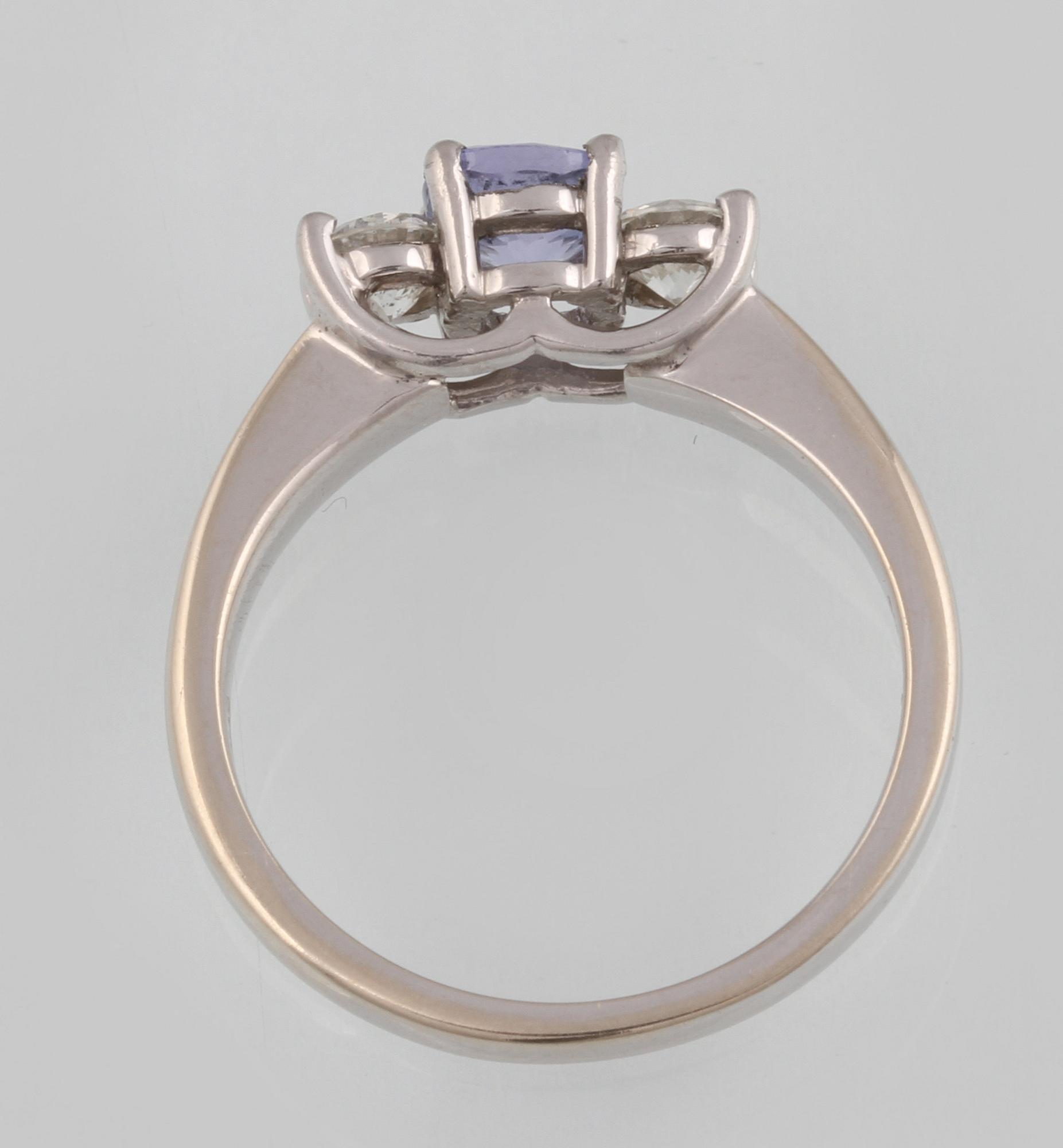 RING, 14K vitguld och platina med fasettslipad tanzanit samt 2 briljantslipade diamanter ca 0.50 ct. Vikt 4,1 gram.