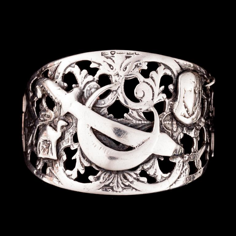 ARMRING, österländskt silver, 1800/1900-talets slut. Importstämpel OW Helsingfors. Vikt 57,4 g.