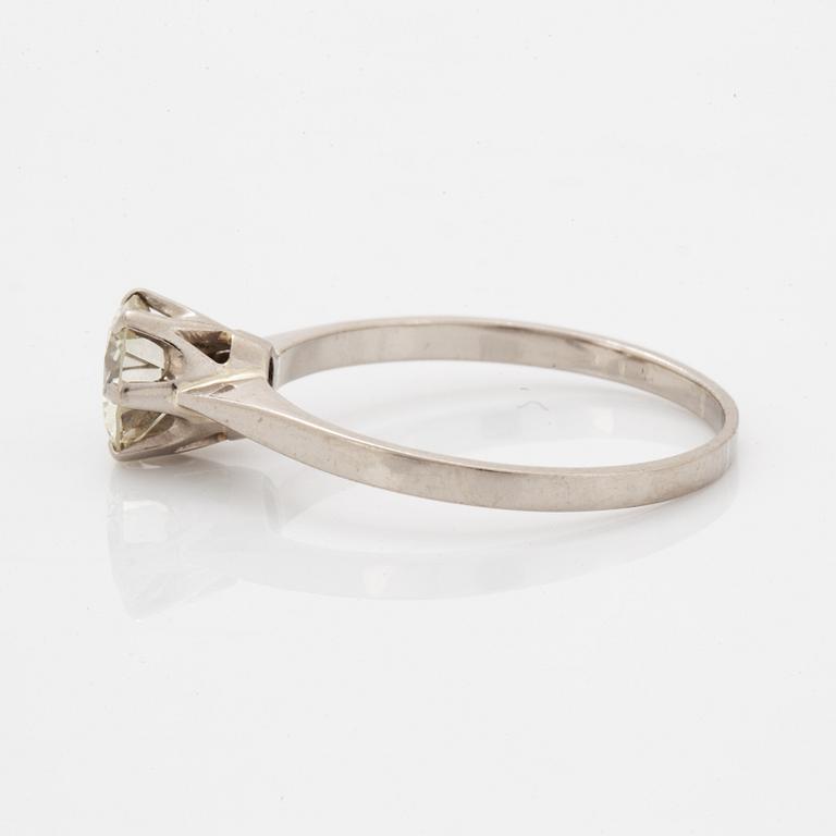 1,38 ct brilliant-cut diamond ring.