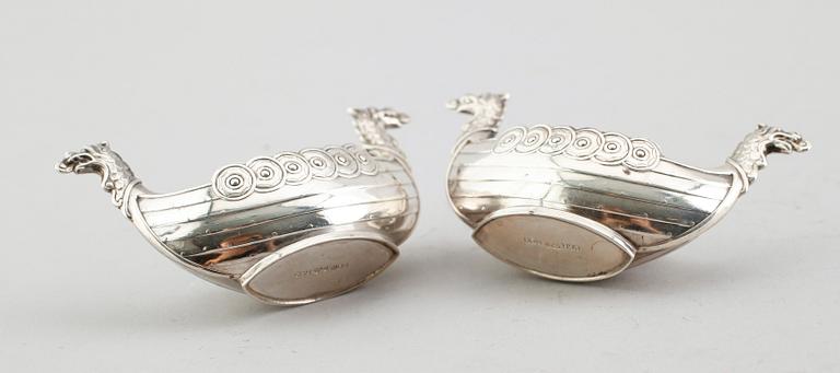 SALTKAR med SKEDAR, 1 par, silver, CG Hallberg, Stockholm 1954.