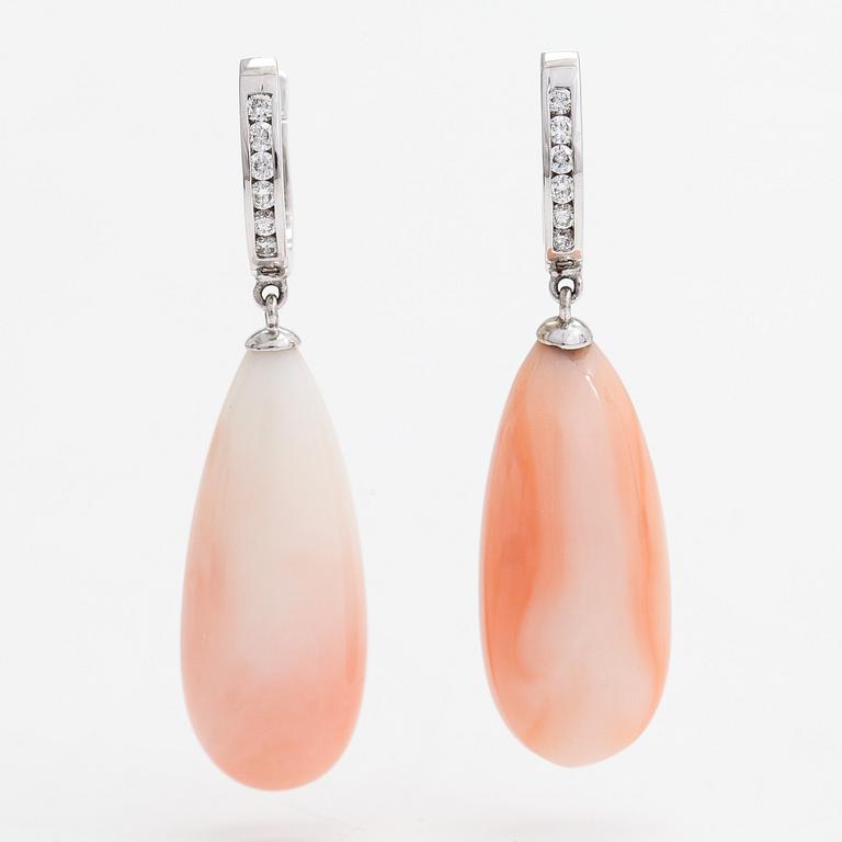 A pair of 18K white gold earrings with diamonds ca. 0.20 ct in total and coral.