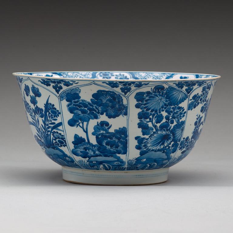 A blue and white punch bowl, Qing dynasty, Kangxi (1662-1722).