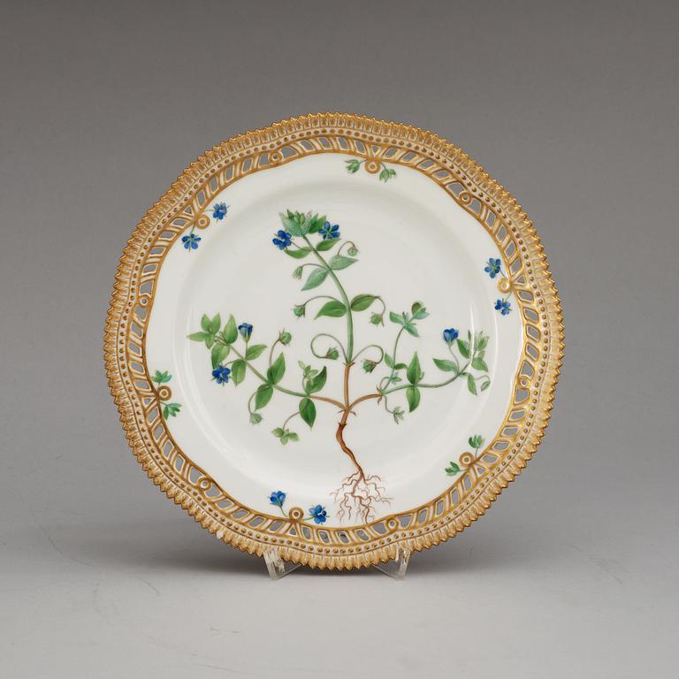 SERVERINGSFAT, fyra stycken samt KAROTT med LOCK, porslin. "Flora Danica", Kunglig Dansk, 1900-tal.