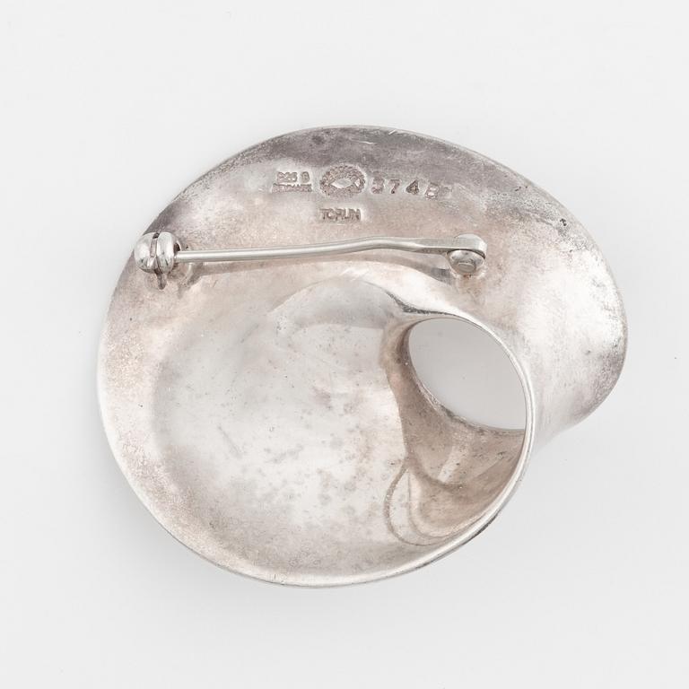 Vivianna Torun Bülow-Hübe,  ett par örhängen och brosch "Möbius", silver, Georg Jensen.