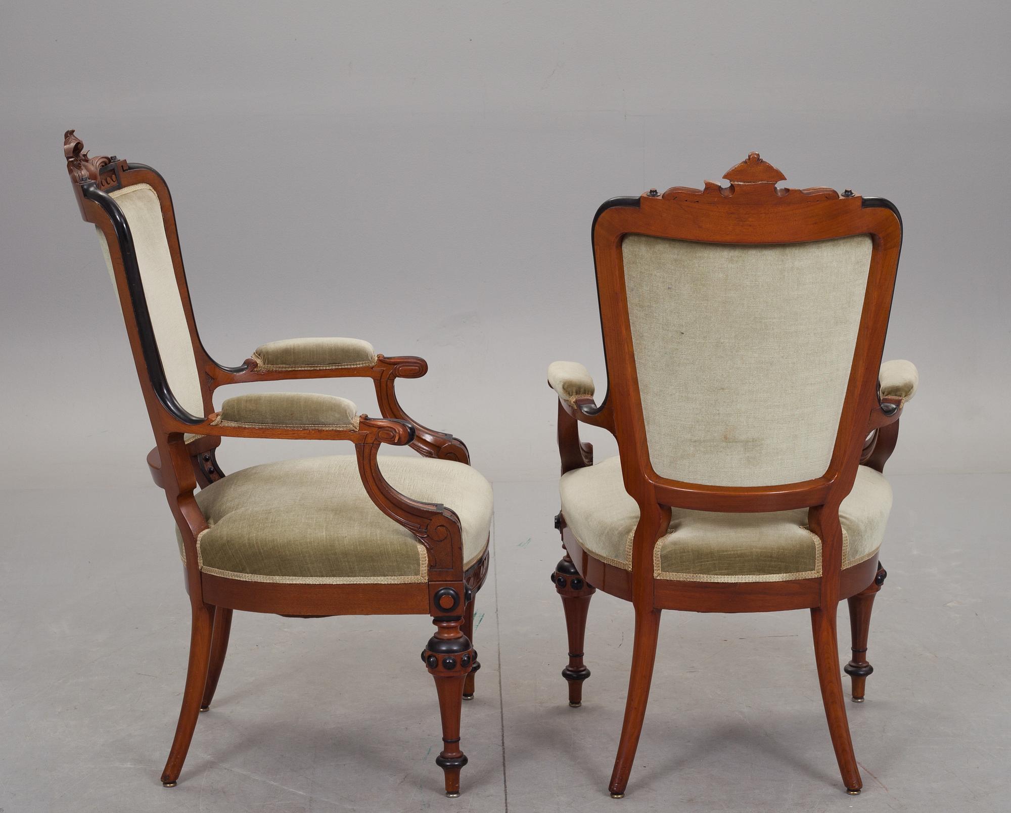 KARMSTOLAR, ett par, nyrenässans. 1800-talets slut.