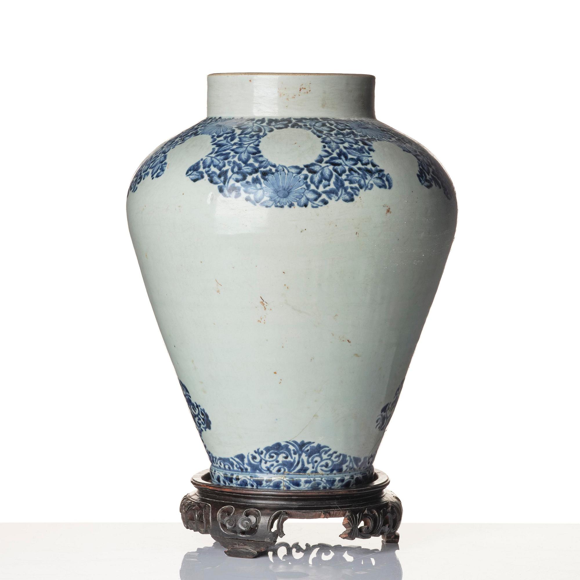 A Japanese blue and white porcelain urn, Genroku, Edo (1603-1868).