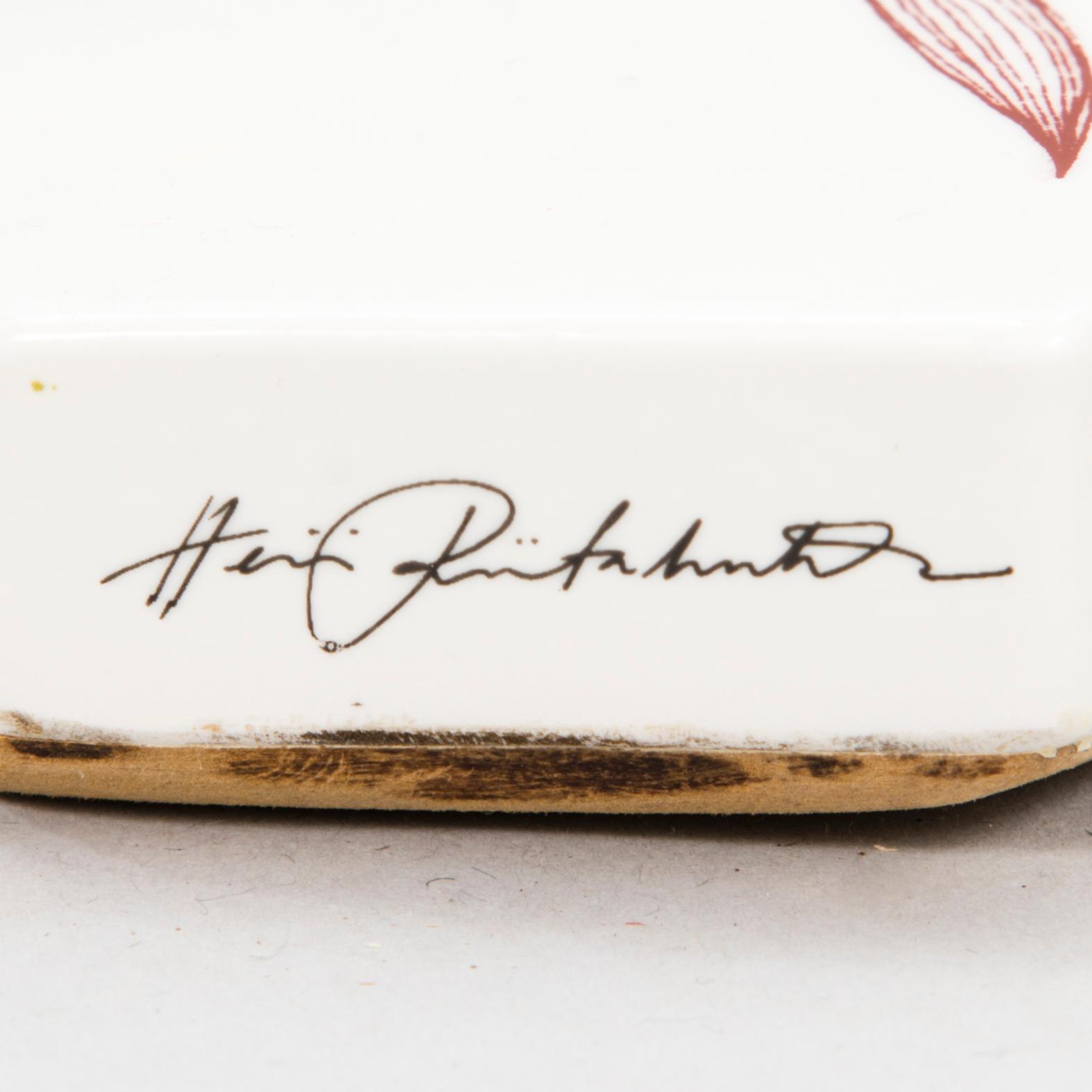 HEINI RIITAHUHTA, hexagonreliefi, posliinia, signeerattu Heini Riitahuhta, 2012.