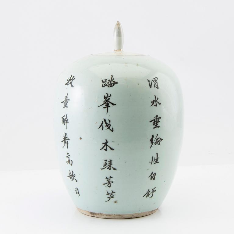 A Chinese jar with cover, 20th century.