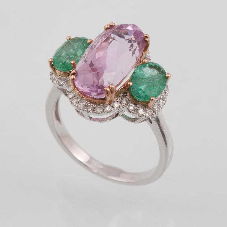 RING, 18K vitguld med kunzit ca 5.36 ct, 2 smaragder ca 1.43 samt briljantslipade diamanter ca 0.24 ct. Vikt 5,0 gram.