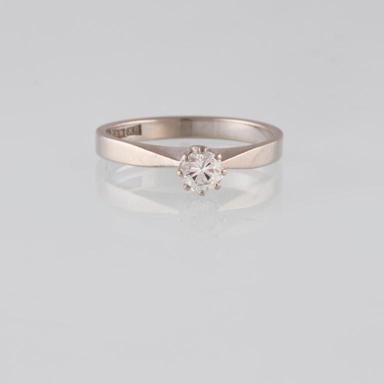 RING, 18K vitguld med briljantslipad diamant 0.25 ct, Juvel Magnus, Göteborg, 1972. Vikt 2,6 gram.